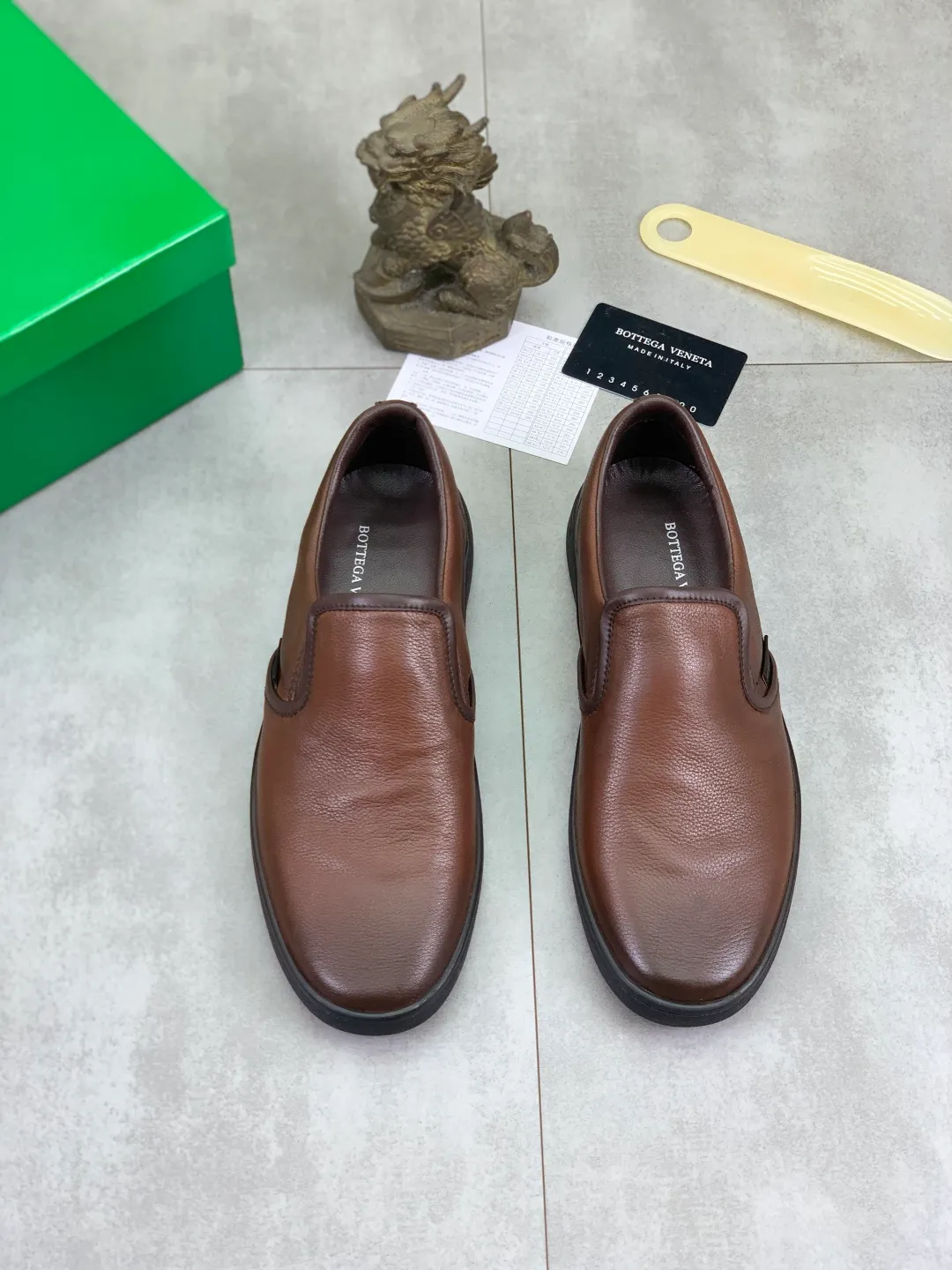 Men's shoes 💰P520 [New model] Water-dyed cow leather 💰High-quality business casual shoes 💎💎💎 BOTTEGA VENETA official website synchronizes the latest top version of BV in the market, accepts material comparison, shoe type comparison, process comparison, practical and textured, versatile and suitable for any occasion, the more you look at it, the more flavorful it becomes. Pure hand-woven craftsmanship - Upper material, hand-woven calfskin imported from Italy 🇮🇹 - High-quality water-dyed cowhide lining - Original private model customized outsole -Size: 39-45 Color: black or brown optional